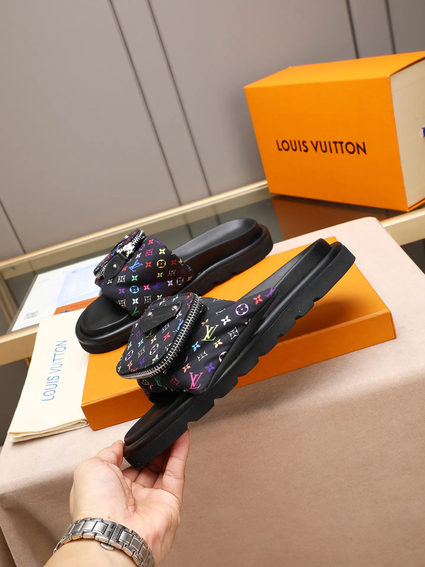 PP400 couple model with drawer box [LOUIS VUITTON] Louis Vuitton, the latest LV official website printed wallet and men's and women's slippers🔥🔥🔥 are now on the market. The drawer box is packed with cloth bags and cards. The upper pattern looks very soft and waxy, and it is a super versatile leg slimming tool. Fabric: Imported denim/down silk cotton embossed, official website pattern printing, lining: water-dyed sheepskin down filling, comfortable to wear, feet: high elastic PU water table. Sole: foam sole, heel height: about 5cm. Size 35-46, 35, 45 and 46 are custom-made and cannot be returned or exchanged. Color: multiple colors available.